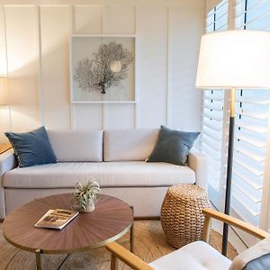 	Brand New Tropical View Bungalow Hearing Accessible 2 Queens